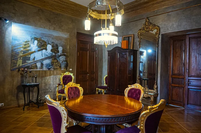 Лепнина и ритм: в Петербурге открывается музей барабанщика группы «Кино»